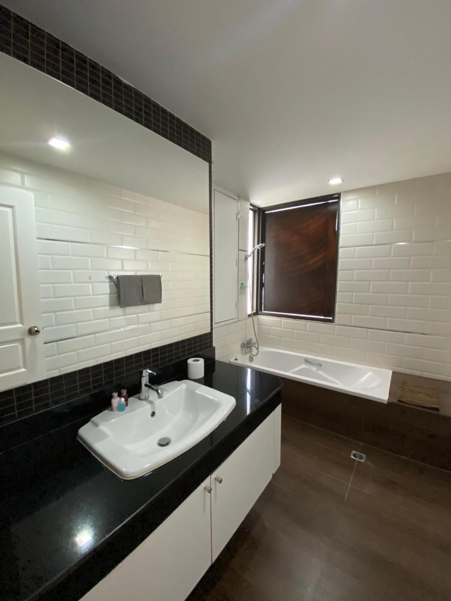 Nantiruj Tower - นันทิรุจ ทาวเวอร์ เซอร์วิสอพาร์ทเม้นท์ สุขุมวิท ซอย 8 Appartement Bangkok Kamer foto